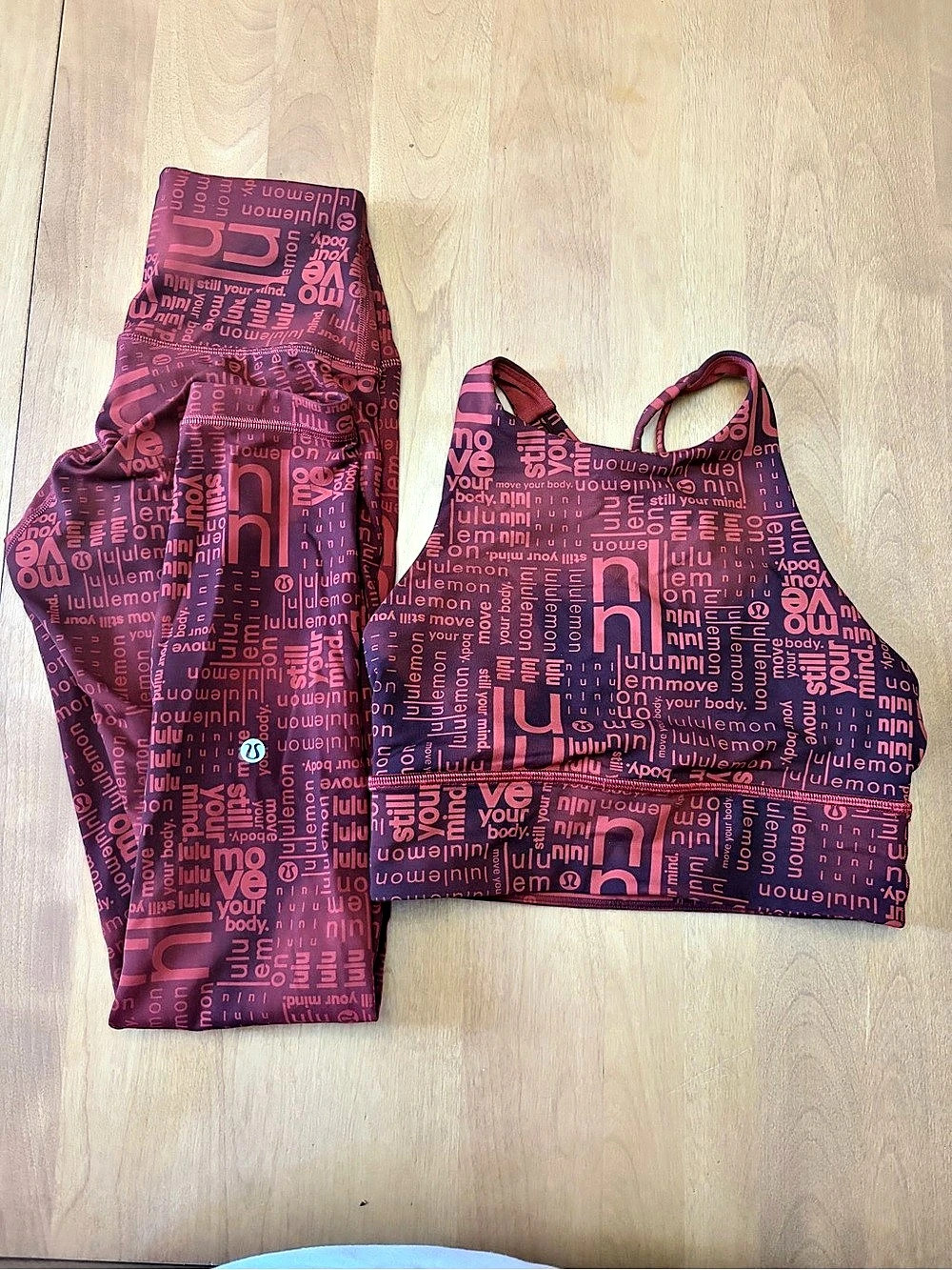 Women's Geometric Sports Bra & Leggings Set in Red & Black